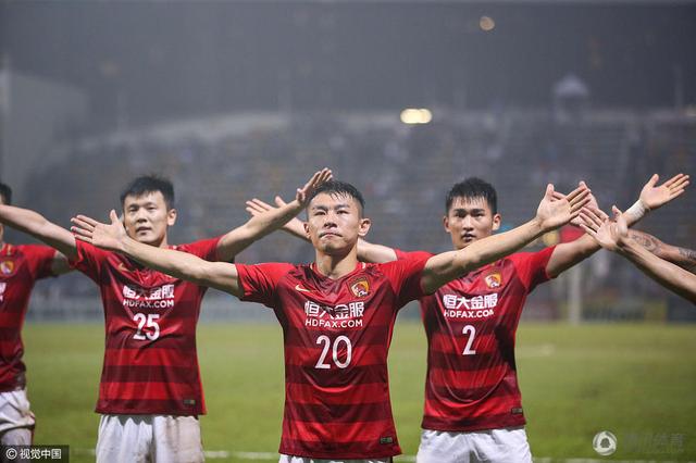 我尽量避免使用跟拍，因为跟拍时，整个剧组人员距离演员太近，使演员表演不自然。